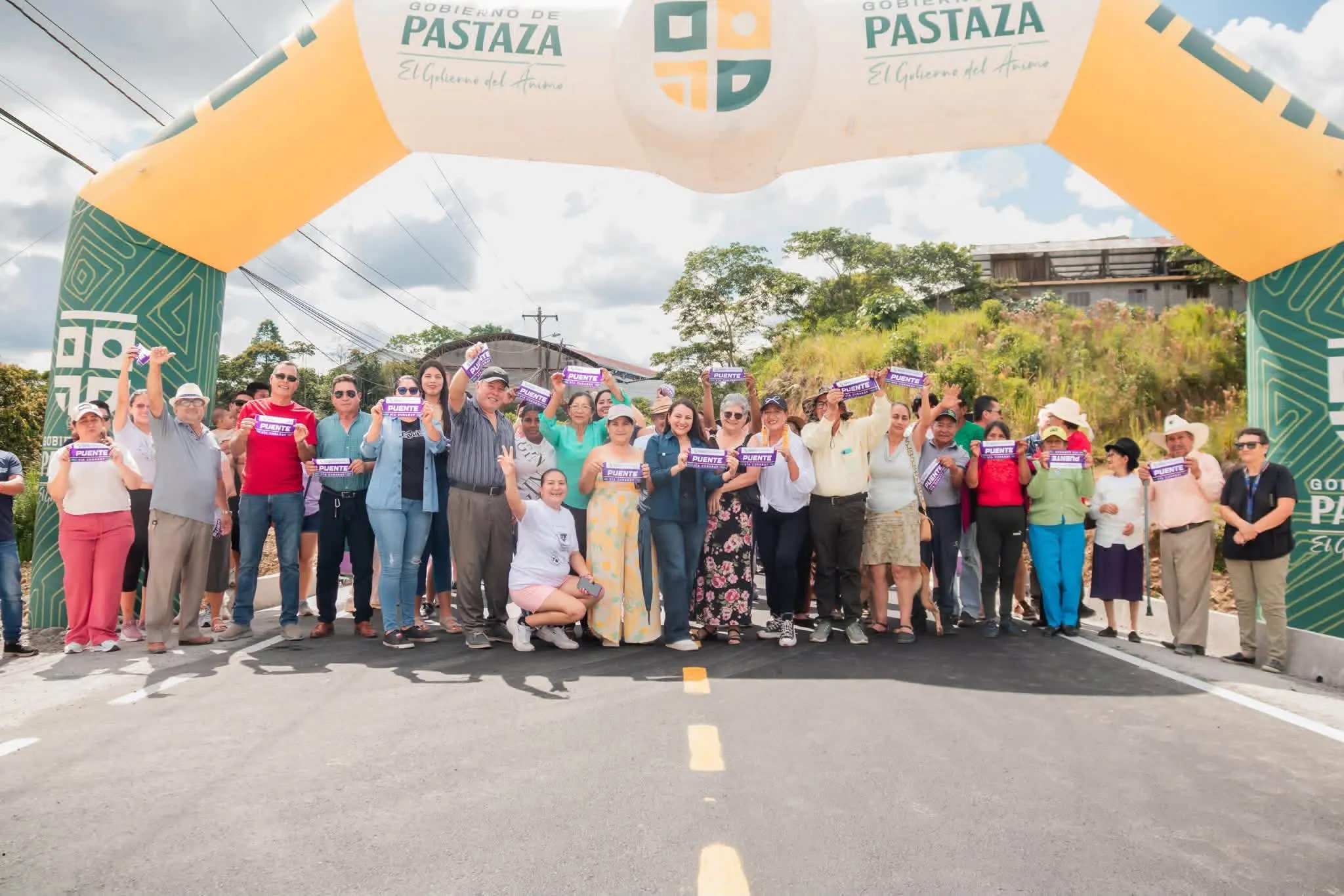 Lee más sobre el artículo Un nuevo puente y tres kilómetros de asfaltado fueron entregados por Valeria Pozo, Viceprefecta de Pastaza.